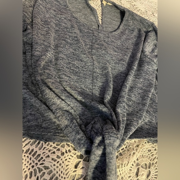 SKY and SPARROW Long sleeve Blue knot front shirt!💙 - Picture 3 of 13